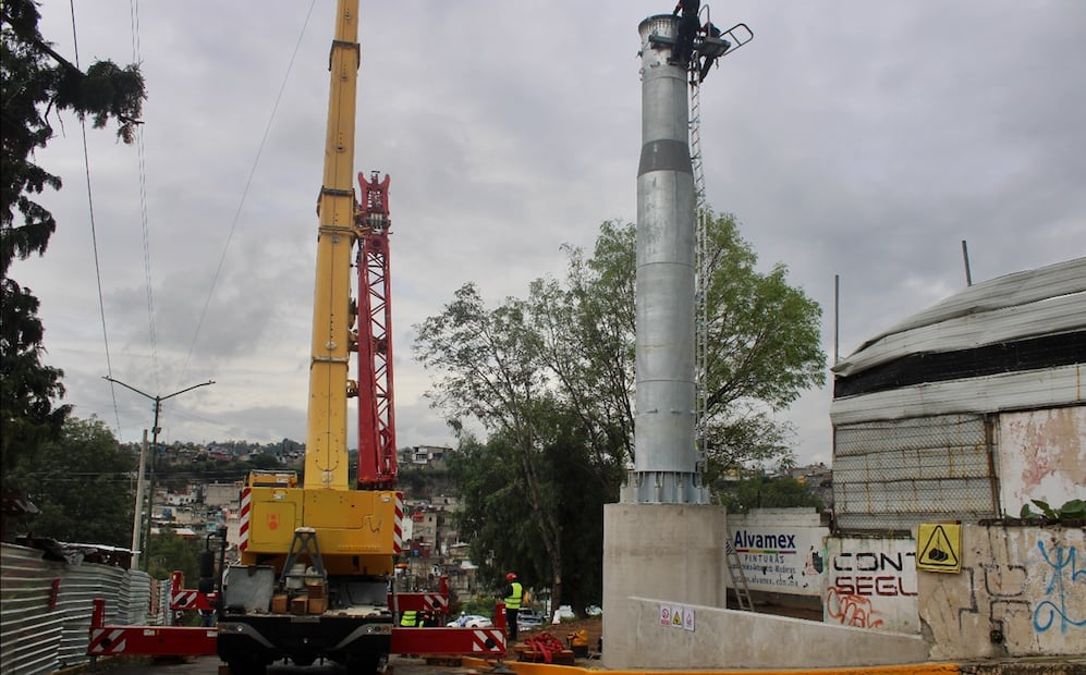 Trabajadores instalan el primeros de los 62 postes que formarán parte de la Línea 3 del Mexicable, que conectará al municipio de Naucalpan con la Ciudad de México, el 30 de junio de 2025. Foto: Foto Darío Luna / EL UNIVERSAL