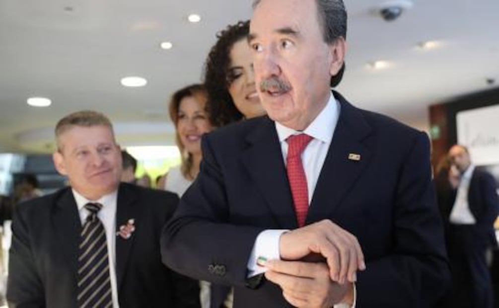 Obsequia Emilio Gamboa collar a panista Mariana Gómez