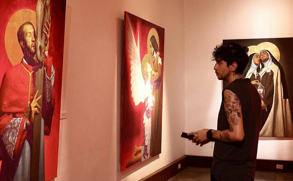 Asistente observa el cuadro "La Anunciación". Foto: Berenice Fregoso/ EL UNIVERSAL