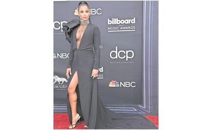 Besos y atuendos sexys desfilan por la alfombra roja