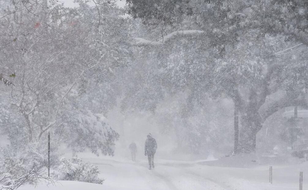 La gente camina por el Barrio Francés cubierto de nieve durante una rara tormenta invernal en Nueva Orleans, Luisiana, Estados Unidos, el 21 de enero de 2025. Foto:  EFE/EPA/DERICK HINGLE