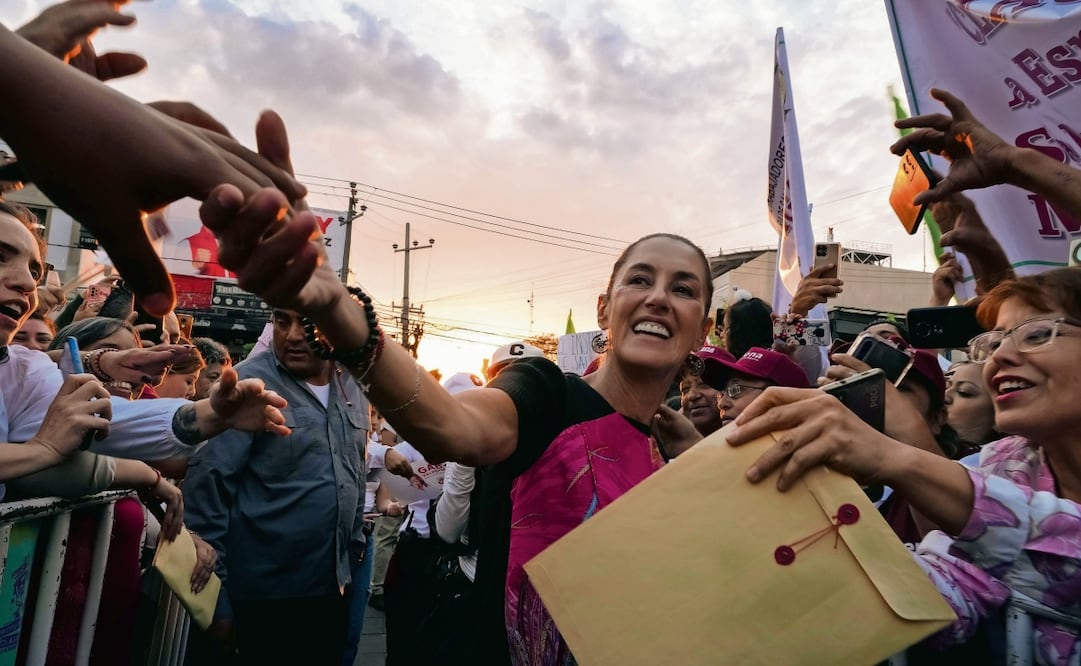 Aseguró que es falso que, en caso de ganar las elecciones del 2 de junio, quiera cerrar las iglesias; además anunció proyectos ferroviarios para llevar bienestar a Guanajuato. Foto: Especial