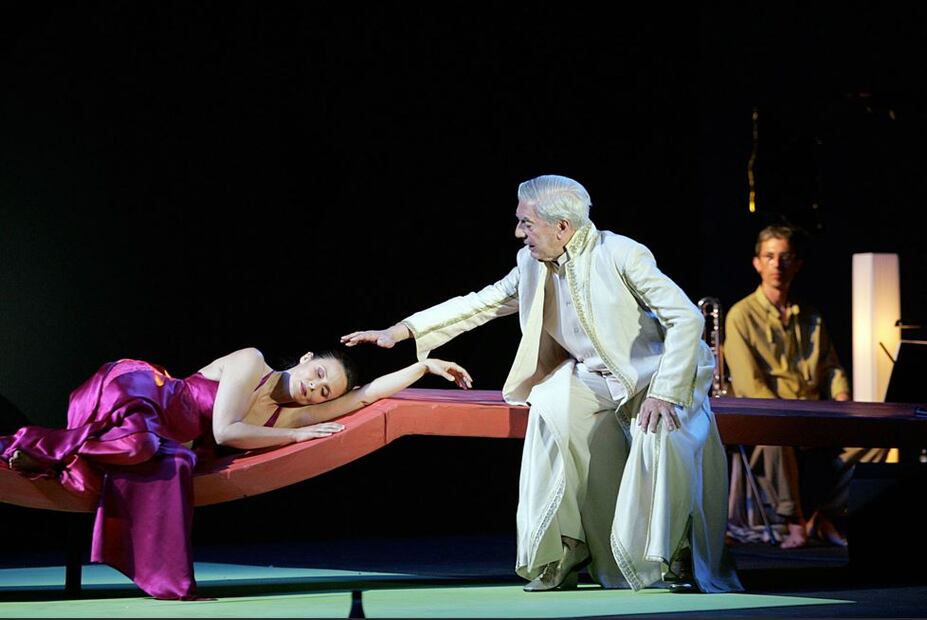 Aitana Sánchez Gijón y Mario Vargas Llosa  en la puesta  en escena de Las mil noches y una noche, presentada en Madrid en 2008. Crédito: Yolanda Vaccaro/ El comercio de Perú