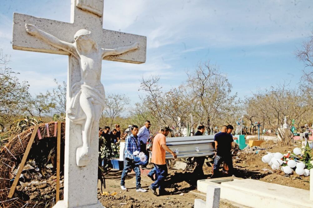 Familiares y amigos despidieron ayer a Roberto Carlos Puente, una de las víctimas en el enfrentamiento del pasado jueves en la prisión de Topo Chico (VALENTE ROSAS. EL UNIVERSAL)