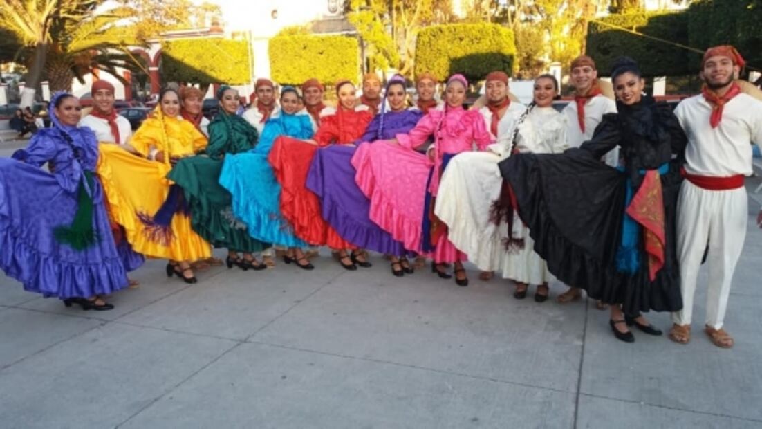 Bailarines michoacanos llegan a Turquía boteando en las calles