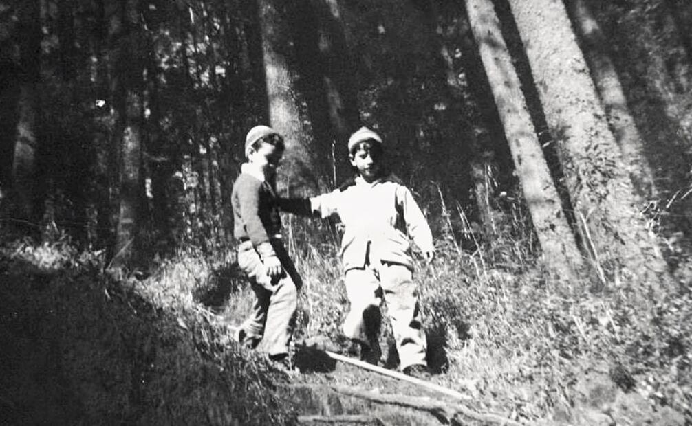 Excursión GERM al Desierto de los Leones, 1956, con Santiago Ramírez Pérez y Agustín Viñas. Según comentó el hijo del doctor Ramírez Galicia, por seguridad y rapidez solían llamar por número a los niños en cada paseo; “si alguien de chistoso decía el número que no le correspondía, hacíamos pamba”. Foto: Cortesía Santiago Ramírez Pérez/ESPECIAL.