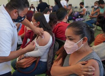 "Me vacuno para proteger a mis hijos", Abigail acude por su vacuna contra Covid-19 en Neza