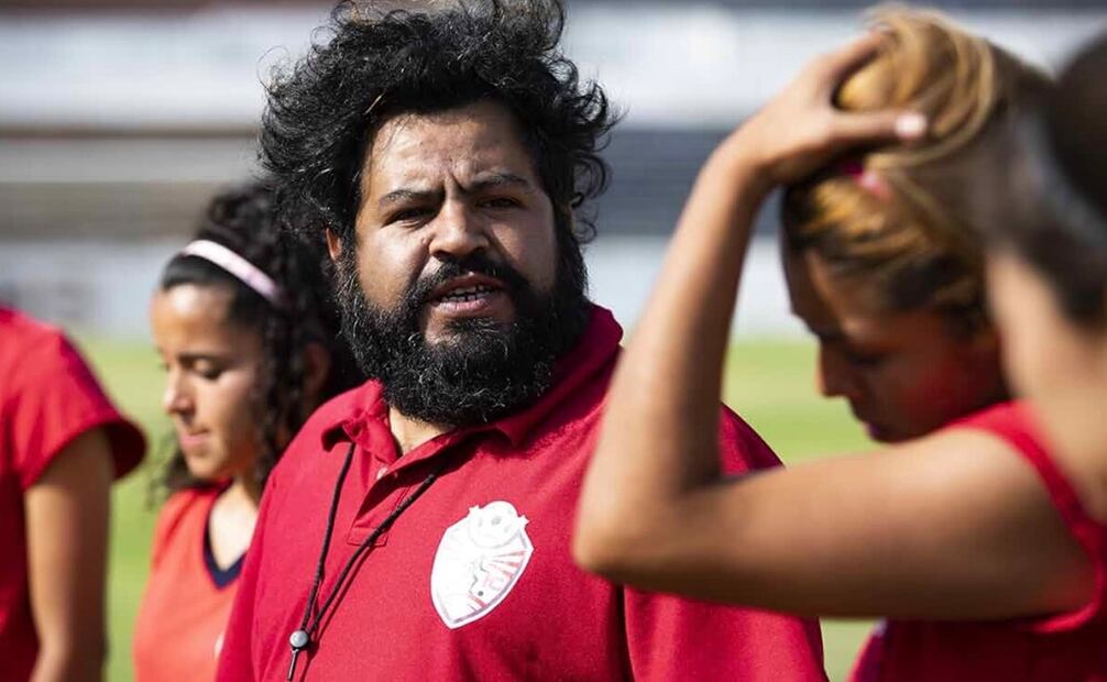 El personaje interpretado por Mauricio Barrientos confiesa a sus amigos que es gay. Foto: Max