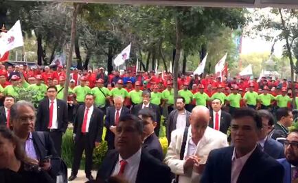 Napoleón Gómez Urrutia muestra "músculo" afuera del Senado