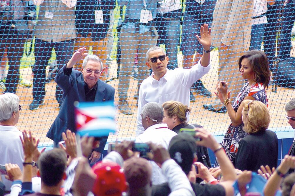 Los presidentes de Cuba, Raúl Castro, y de Estados Unidos, Barack Obama, saludan a la multitud de personas que asistió al Estadio Latinoamericano, donde el martes pasado se llevó a cabo un histórico partido de beisbol. (JOSÉ LÓPEZ ZAMORANO. NOTIMEX)