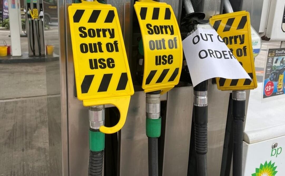 "Fuera de servicio". Bombas de gasolina cerradas en Sherbourne, Dorset, en el sur de Inglaterra. Foto: BBC News