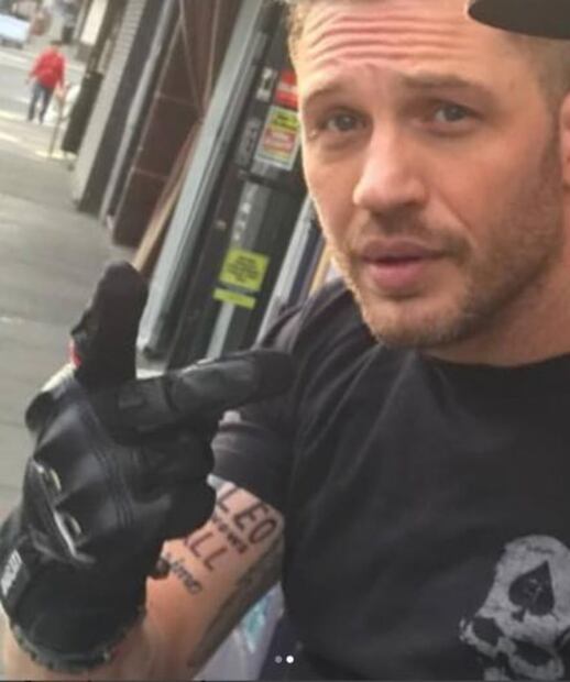 Tom Hardy paga apuesta a DiCaprio y se hace tatuaje