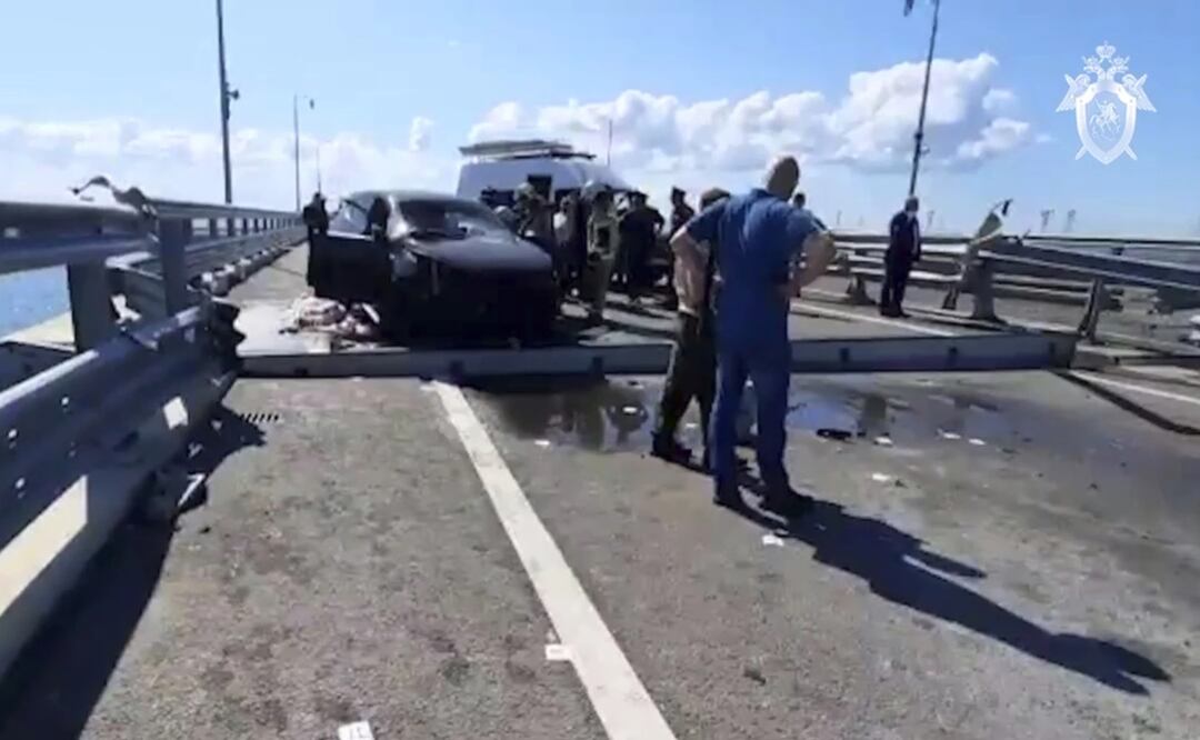 El tráfico en el puente clave que conecta a Crimea con la parte continental de Rusia se detuvo el lunes, luego de informes de explosiones. Foto: AP