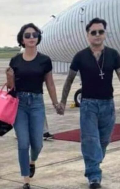 Ángela Aguilar y Christian Nodal llegando a Ecuador, donde el cantante ofreció un concierto.