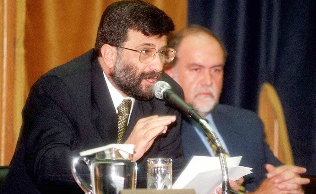 Francisco Barnés de Castro durante su anuncio de febrero de 1999. El rector garantizó que lo recaudado mejoraría la infraestructura de planteles, sin desviarlo hacia “investigación, ni difusión de cultura o sueldos y salarios; menos para servicios de administración”; también motivó a egresados y empresas beneficiadas del conocimiento universitario a contribuir con becas para estudiantes de escasos recursos. Foto: Ramón Romero/Archivo EL UNIVERSAL.