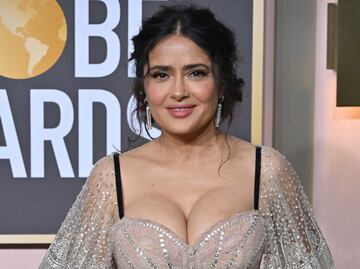 Salma Hayek luce vestido con transparencias en los Globos de Oro 2023