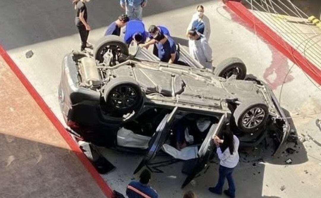 Adulta mayor cae en auto de segundo nivel del estacionamiento de un hospital de Hermosillo (30/09/2025). Foto: Especial