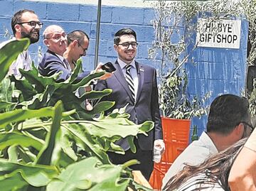 El secretario de Cultura tlaxcalteca despacha con chela en mano en Santa María la Ribera