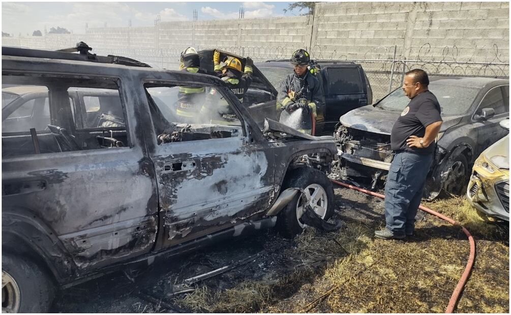 Bomberos controlan incendio de autos en Aguascalientes. Foto: Especial