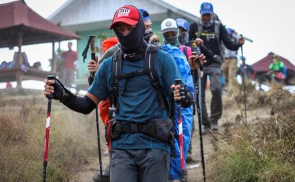 Grupo atrapado en volcán de Indonesia comienza a descender tras sismo