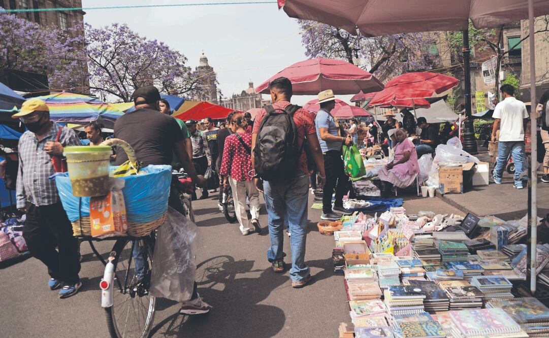 Calles del Centro Histórico están llenas de ambulantes, lo que afecta a los negocios establecidos, dijo empresario. Foto: de CARLOS MEJÍA. EL UNIVERSAL