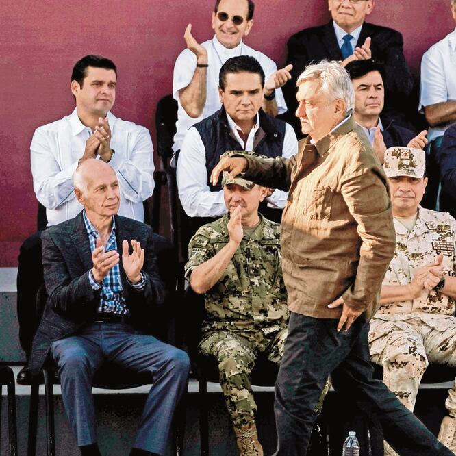 El pasado 8 de junio, en Tijuana, en un evento oficial, AMLO le dio la palabra al padre Solalinde y al líder evangélico Arturo Farela. ARCHIVO EL UNIVERSAL