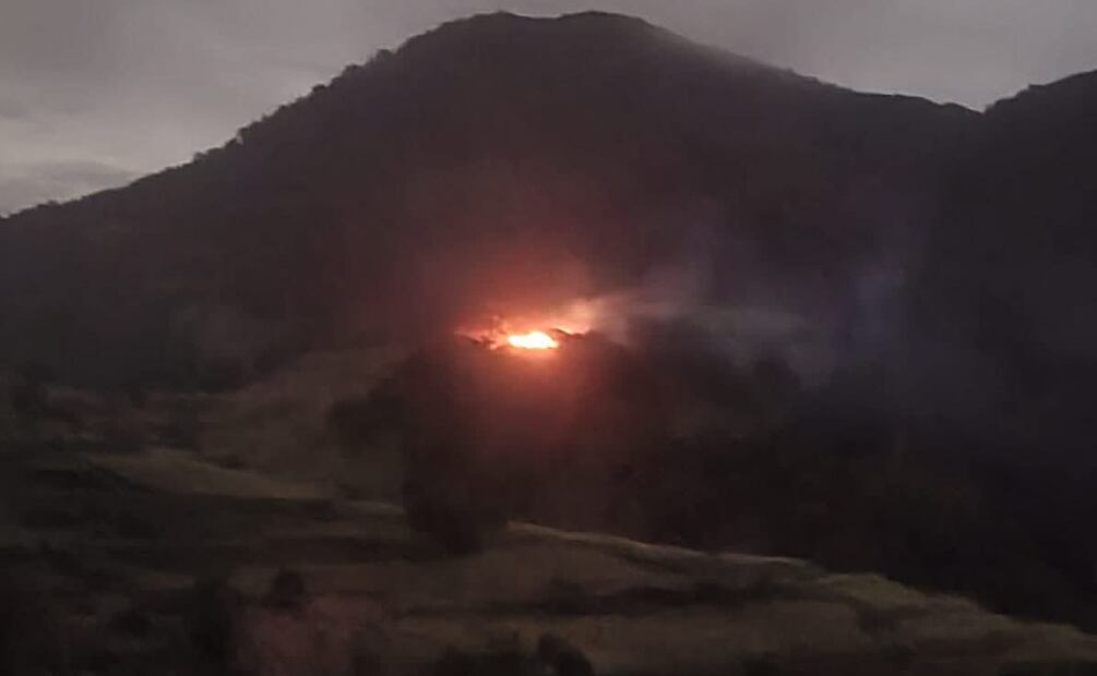 En videos que compartieron los vecinos de esta zona, se escucha el cruce de fuego de armas de alto calibre, además de la quema de varias casas. Foto: Especial