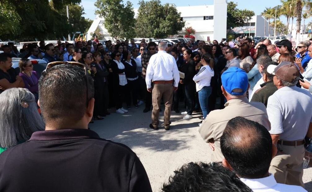 Después del momento tenso, el gobernador siguió hablando y reconoció que hace un año tenía pendiente “reanudar el diálogo” con los trabajadores. Foto: Gladys Navarro- EL UNIVERSAL