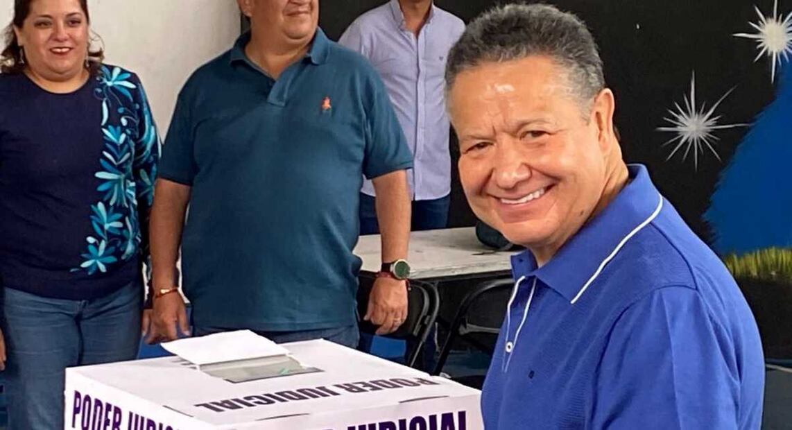 Julio Menchaca, gobernador de Hidalgo, emitió su voto en la elección judiciald e este 1 de junio del 2025. Foto: Especial