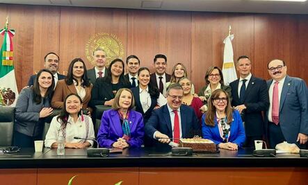 Senadores reciben a Ebrard con pastel de cumpleaños; lo acompañan legisladores de Morena, PT, Partido Verde y hasta del PRI