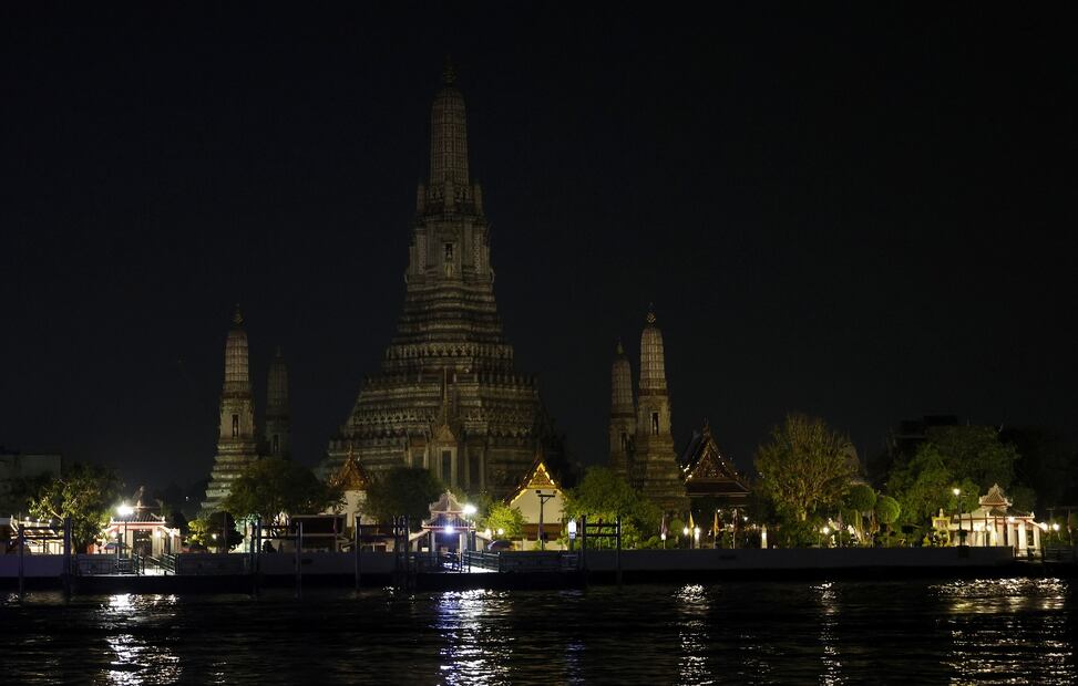 El Templo del Amanecer con las luces apagadas para conmemorar la Hora del Planeta 2025 en Bangkok, Tailandia, el 22 de marzo de 2025. Foto: EFE
