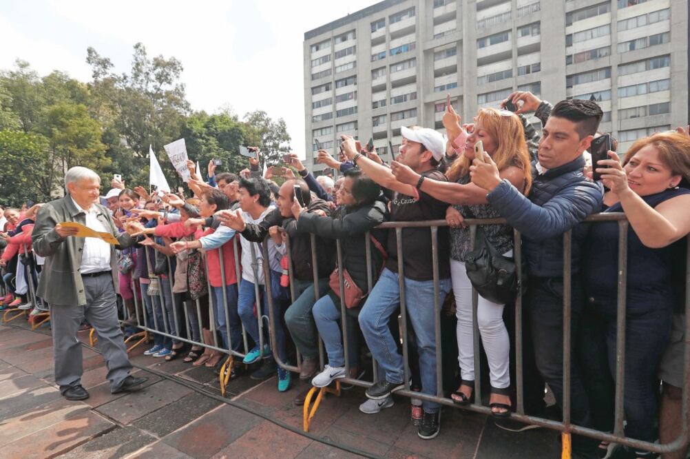 En la Plaza de las Tres Culturas, en la Ciudad de México, el presidente electo, Andrés Manuel López Obrador, recalcó su iniciativa para que los 8 mil elementos del Estado Mayor Presidencial se incorporen a la Secretaría de la Defensa Nacional.