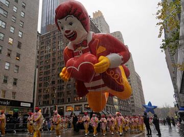 Inicia desfile de Acción de Gracias de Macy’s en NY; pese a fuerte lluvia, asisten miles de personas