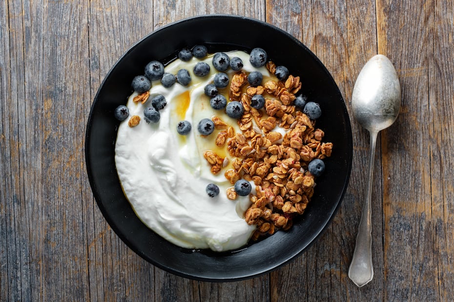 El yogur griego es una alternativa saludable y versátil para el desayuno o la cena. Foto: Freepik