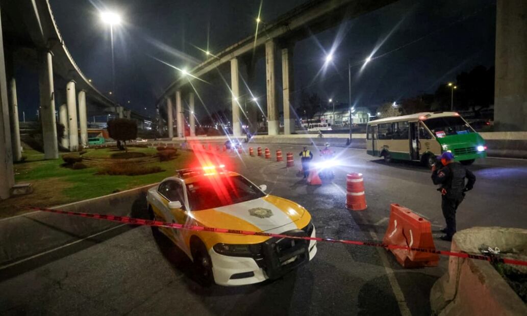 Personal de Protección civil inspeccionan la zona del Puente de la Concordia, en Iztapalapa, donde se formó una grieta por lo que el paso a la circulación se mantiene cerrada, el martes 30 de septiembre de 2025. Foto: Luis Camacho/EL UNIVERSAL
