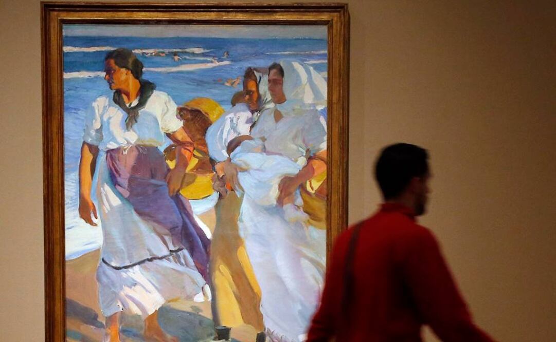 Barcas, velas, bueyes arrastrando las barcas, niños jugando en la playa, mujeres de los pescadores esperando su regreso fueron algunos de los motivos que plasmó el maestro valenciano. (FOTOS: EFE)