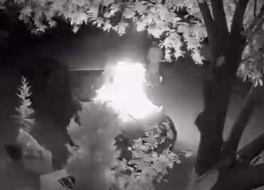 VIDEO Incendian auto del periodista Fernando Rodríguez afuera de su casa en Coahuila; pide protección