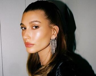 Hailey Bieber celebró su cumpleaños con sexy traje de terciopelo