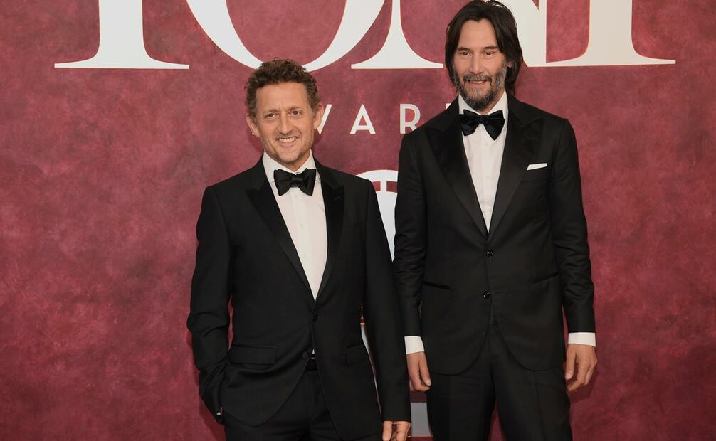 Alex Winter (izq) y Keanu Reeves (der) a su llegada a la alfombra roja de los Premios Tony. Foto: AP)
