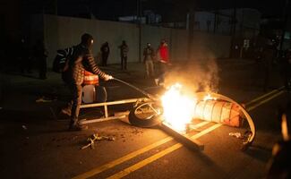 Dictan toque de queda en Nueva Jersey por disturbios entre manifestantes y ICE; migrantes realizan huelga de hambre