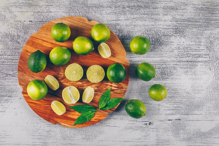 Consumir limón con moderación puede aportar antioxidantes que ayudan a prevenir diversas enfermedades. Foto: Freepik