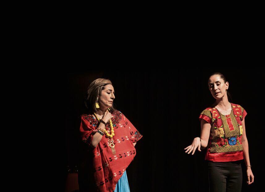 Dos mujeres, una silla terminó temporada el jueves pasado en el Teatro Rodolfo Usigli. Hace una clara alusión a Xóchitl Gálvez y a Claudia Sheinbaum. Foto: Yaretzy M. Osnaya EL UNIVERSAL