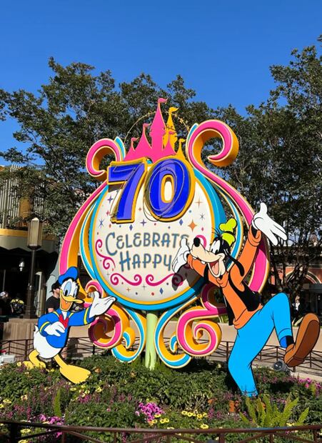 Decoraciones especiales conmemorativas del 70 aniversario adornan las principales áreas del parque Disneyland. Foto: Mario P. Székely.