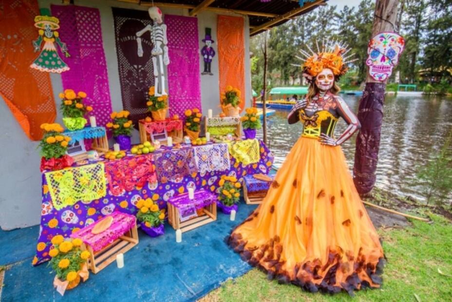 Xochimilco: paseo en trajineras con catrinas, cerveza y fogatada