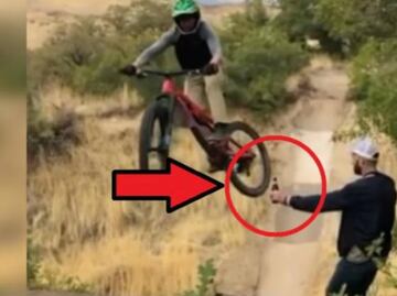 Por qué no debes abrir el video de la moto y la botella de WhatsApp