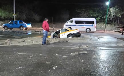 Fuga de agua abre socavón en Chiapas; cae taxi en el agujero