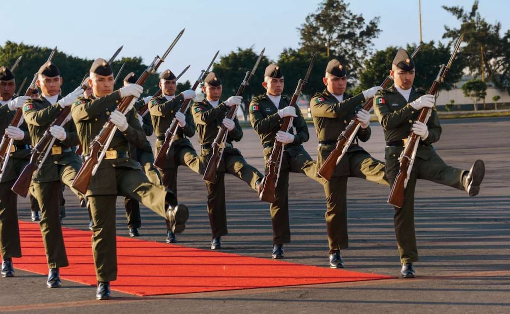 Llegada de la presidenta de Honduras, Xiomara Castro, a la Ciudad de México, este domingo 23 de noviembre de 2025. Se prevé que esta semana tendrá una reunión con la presidenta Claudia Sheinbaum Pardo. Foto: Osmar Alvarado/ EL UNIVERSAL