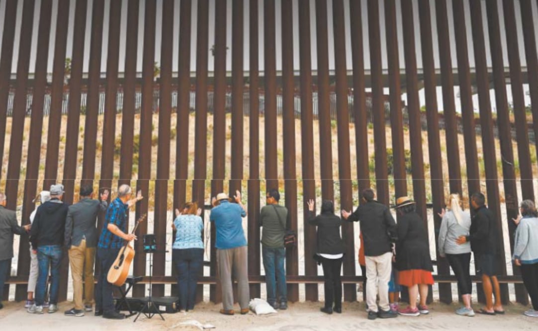 Jornada de oración en San Diego, California, junto al muro. Foto: Patrick T. Fallon / AFP