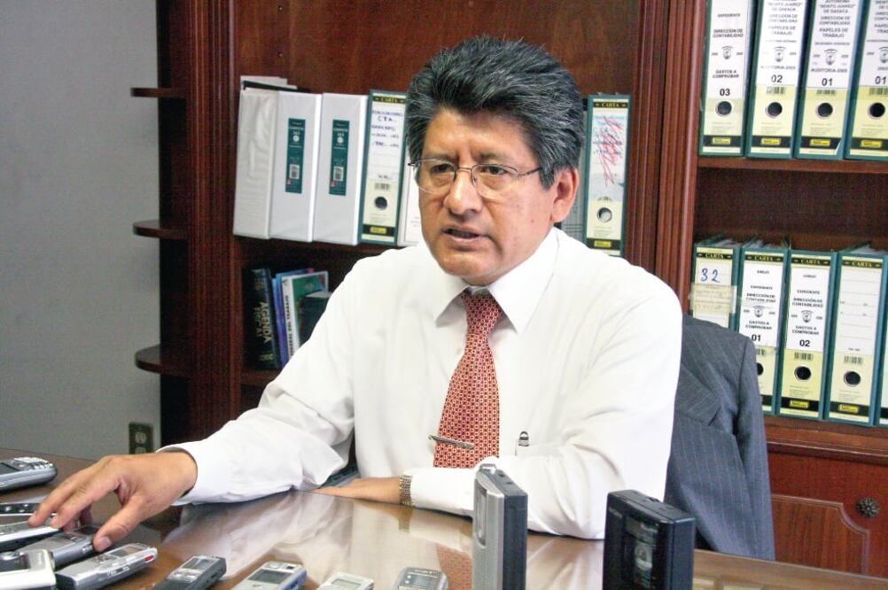 El coordinador del PRD en San Lázaro, Francisco Martínez Neri, dice que su partido no avalará la implementación de una Afore que beneficie a particulares (ARCHIVO EL UNIVERSAL)