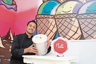 Crónica. Joven lleva el sabor de la alegría al helado